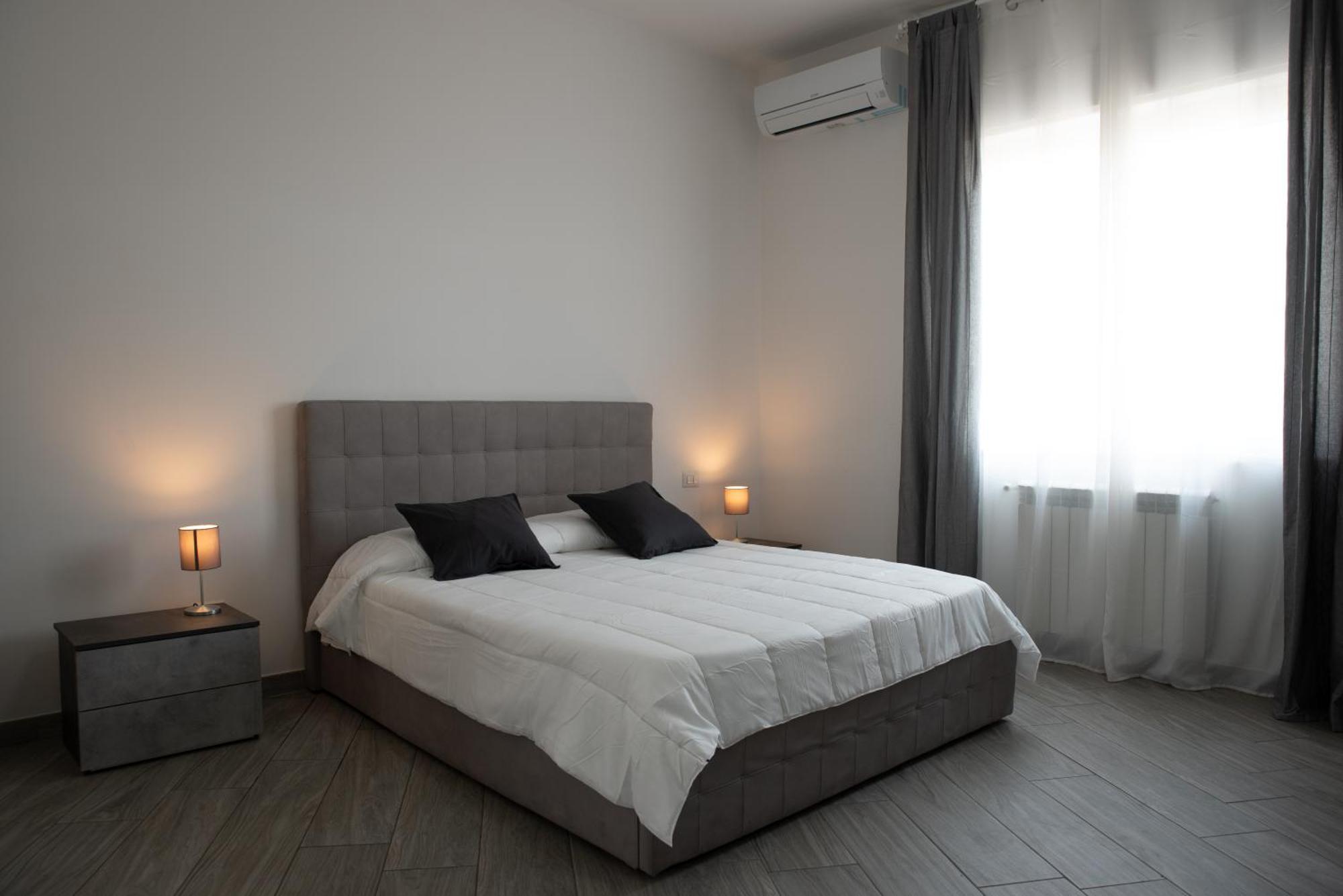 Monteleone ,12 * Napoli